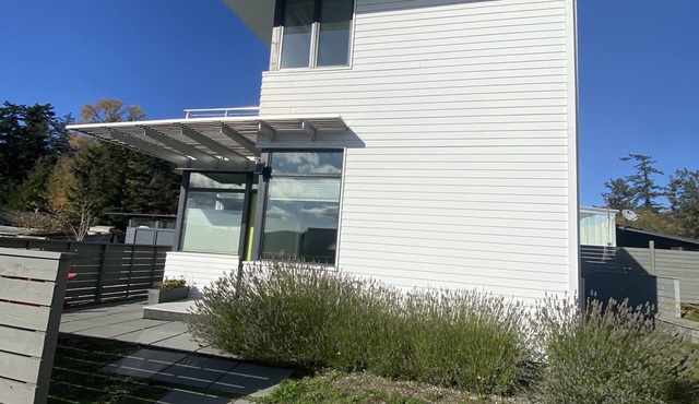 Modern home w/Hot Tub in Eastsound Village - Walk to Shops, Cafes, & Beaches