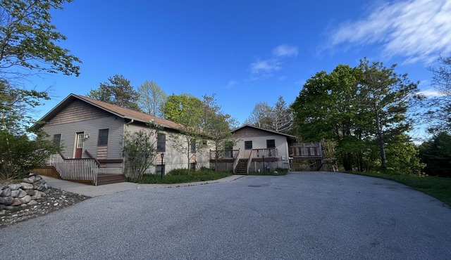 Modern, Huge, Hot Tub, Game Room! <1 mile from Lk Michigan, ADA & kid friendly!