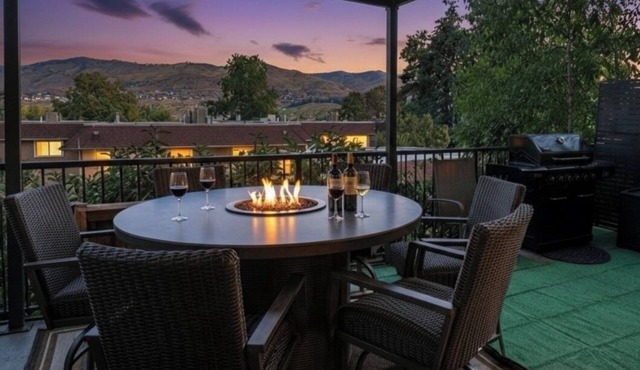 Modern Lakeside Luxury: Freshly Remodeled Chelan Condo with Pool, Hot Tub & BBQ