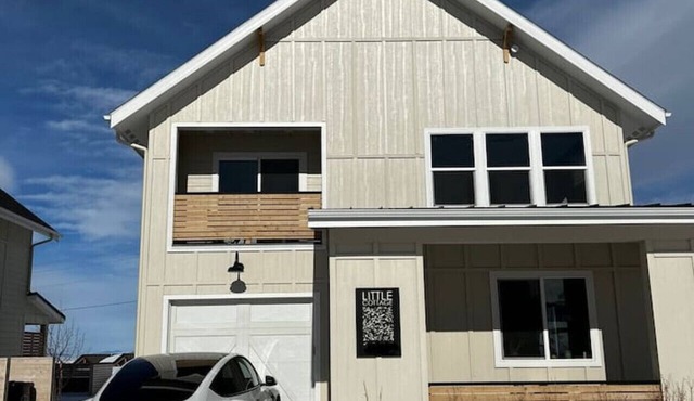 Modern Lux Cottage, Mtn Views, Close to Downtown
