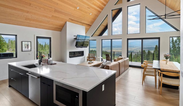 Modern Mountain Escape | Hot Tub & Fireplace