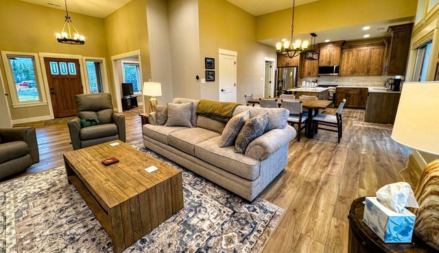 Modern Mountain Family Home on Ski Hill Road — Pet Friendly + A/C