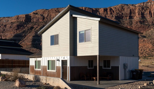 Modern mountain view house w/private hot tub!