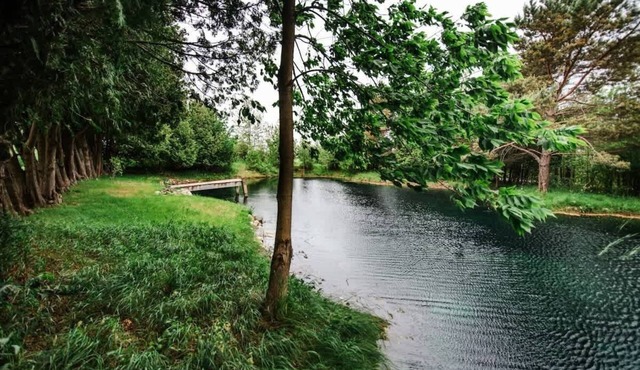 Modern Pondside Retreat W/Hot tub
