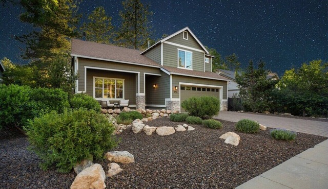 Modern+Renovated+5 Mins from Polar Express+ Holiday Availability+Snow Bowl