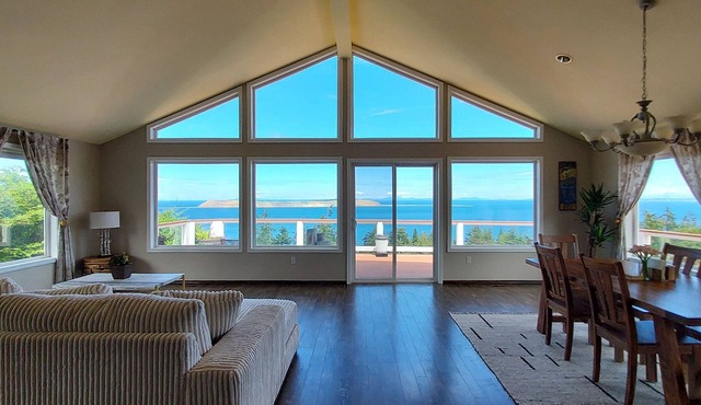 Modern retreat with beautiful ocean view, decks, gas grill and Wifi