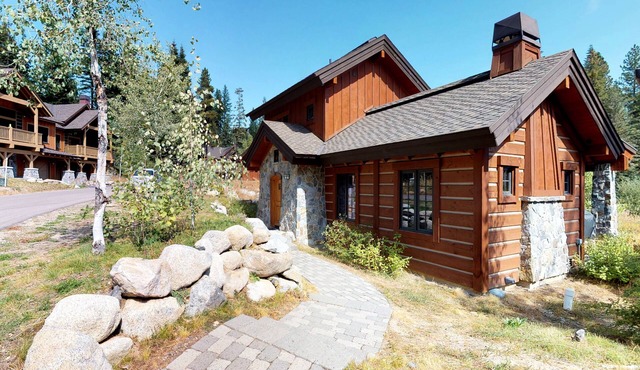 Modern ski-in/ski-out cottage with gas grill & outdoor fire with log seats