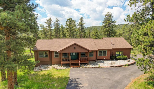 Modern + Spacious Mountain Cabin with XL Hot Tub located in the Rocky Mountains