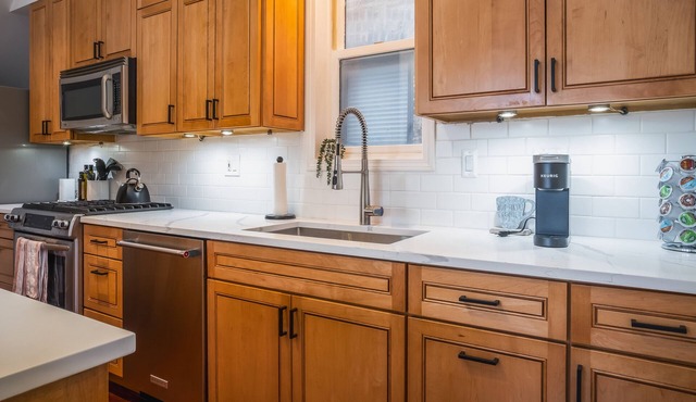 Modern Townhome With King Suite & Private Patio
