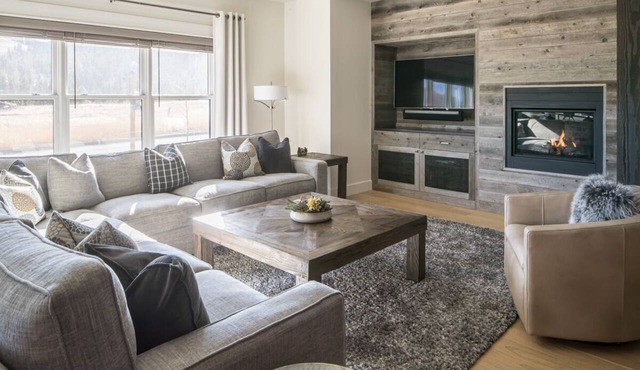 Modern Townhouse Near Town Center with Private Hot Tub