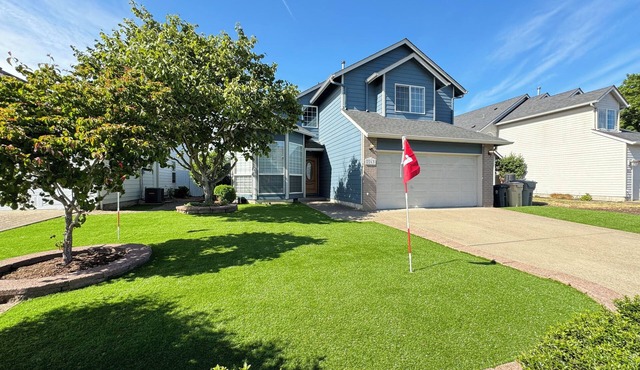 Modern Vacation Home w/hottub, pool table. Next to lovely park. Shopping nearby