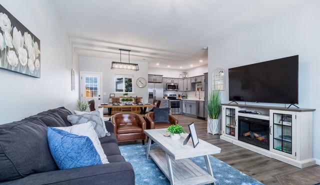 Modern WW Valley Retreat- EV Charger, BBQ, Near WWU & Wineries, Large Backyard