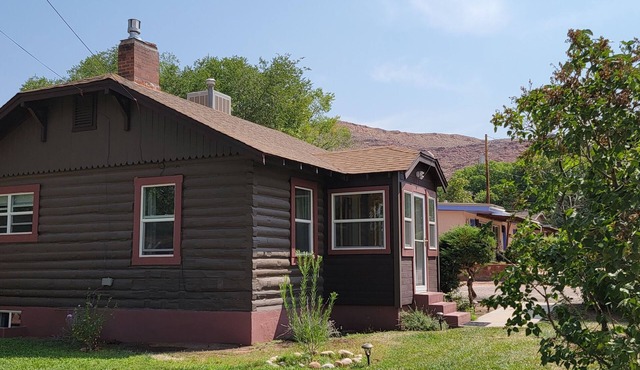 Month to Month Rental - Adorable 2 bedroom cabin close to downtown Moab!