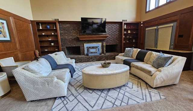 MONTHLY STAYS-Waterfront Estate – 10-Sleeping Area Retreat on Private Lake