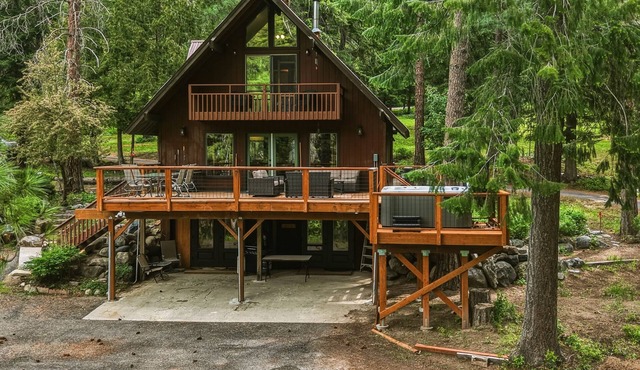 Mountain Cabin w/Hot Tub - Sleeps 6