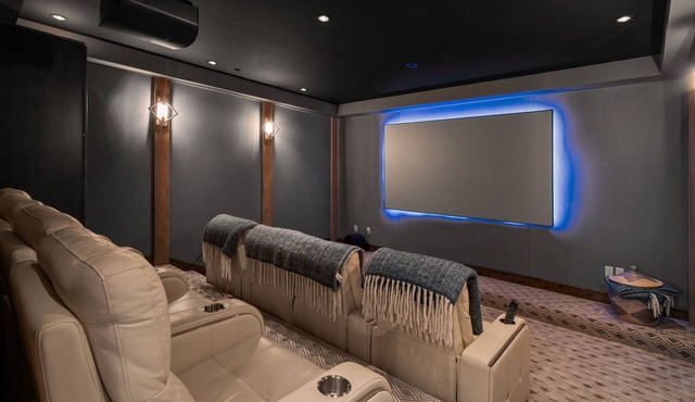 Mountain Escape | Hot Tub, Firepit, Movie Theatre + More!