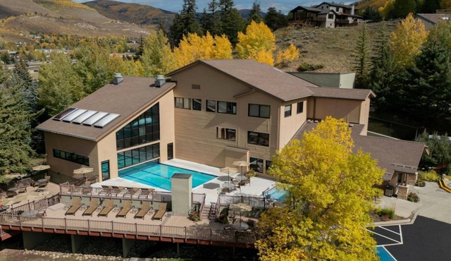 Mountain Getaway: Studio with Kitchen & Fireplace at Vail