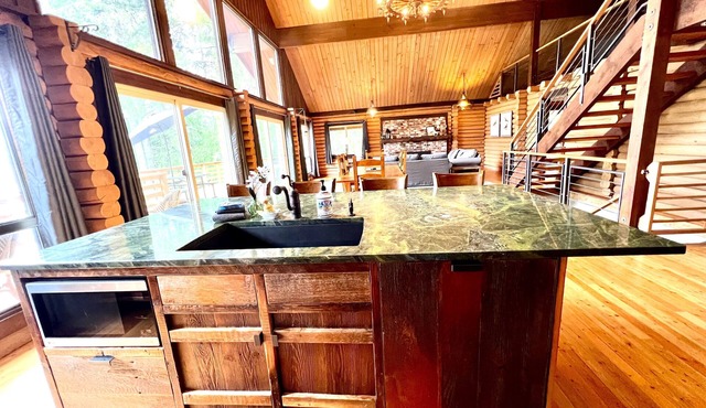 Mountain Lake Place! nWaterfront Mountain View Log Home!