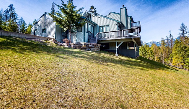 Mountain- & lake-view retreat with private sauna, media room, deck & large yard