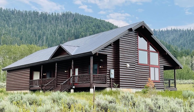 Mountain View Cabin with Hot Tub 10 Min to Yellowstone Sleeps 10