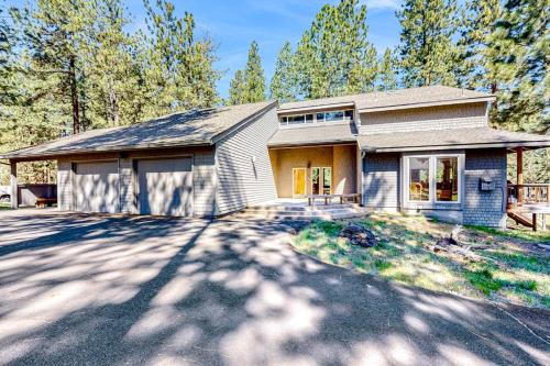 Mountain-view ranch house with fireplace W&D central AC & bikes - dog-friendly