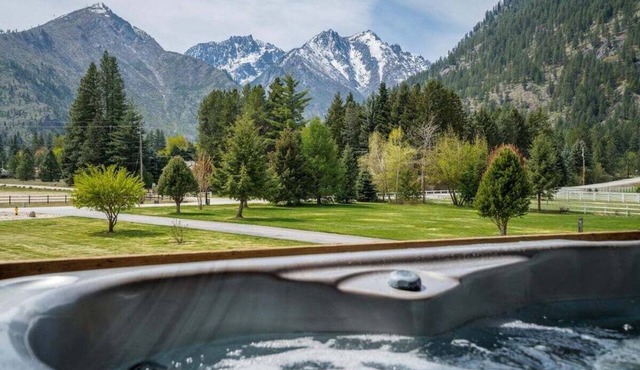 Mountain View Retreat with Two Large Hot Tubs!