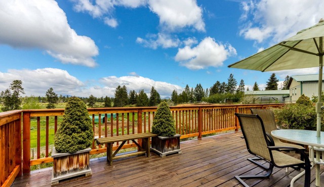 Mountain-view retreat with deck, grill & washer&dryer