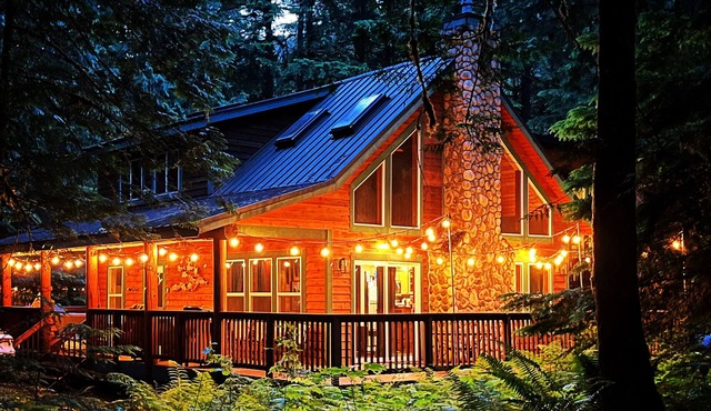 Mt. Baker Cabin in Snowline - Glacier WA. NEW hot tub and cabin is dog friendly!