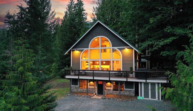 Mt Baker Luxe Chalet | Hot Tub, BBQ& Mtn Views