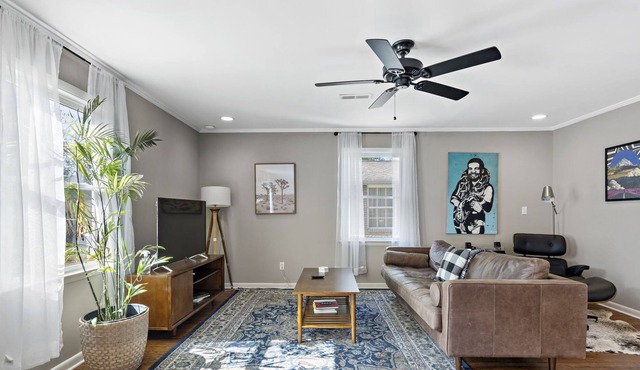Music Inspired Home/Spacious/Conveniently Located