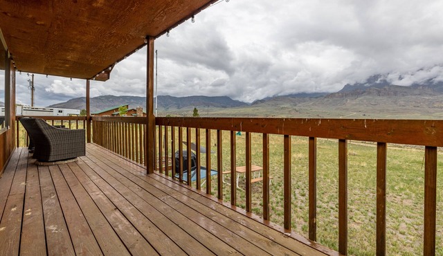 Neal's Guest House- pet friendly Wapiti Valley