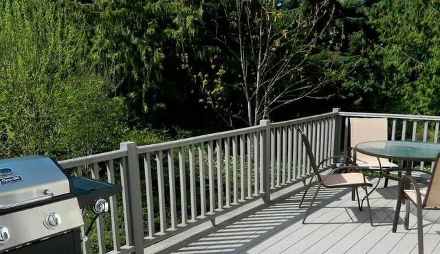 Near Discovery Trail, Fire Pit, Deck, King bed, AC