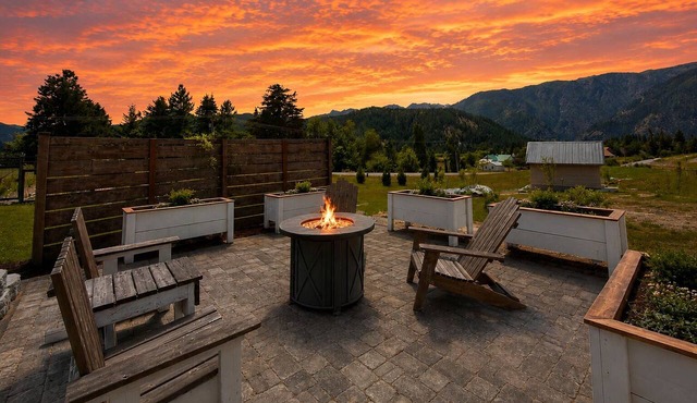 Near Town | Views | Hot Tub | Dogs OK | Firepit