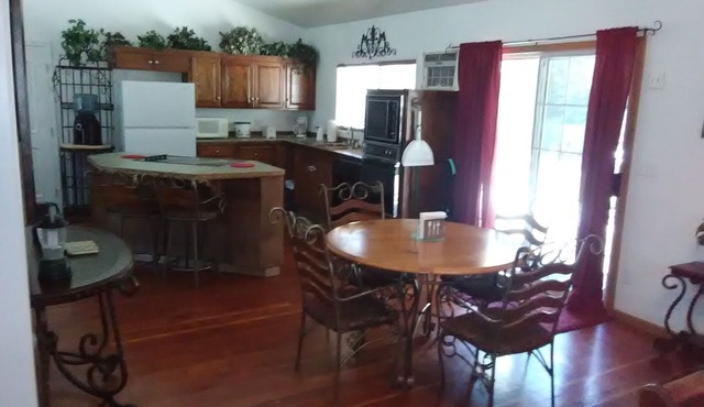 Nestled Between Sequoia Nat'l Park & Lake Kaweah - Riverfront 3 Acre Estate in Three Rivers