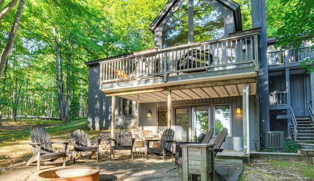 Nestled in the Woods, Walk to Town Suttons Bay
