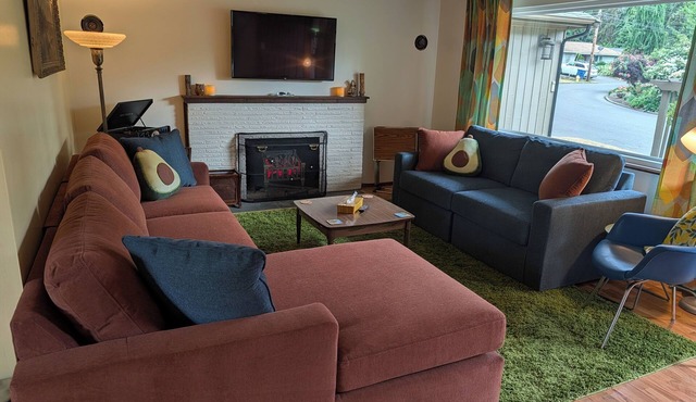 NEW! 1957 MODEL HOME! Pet and vinyl friendly!