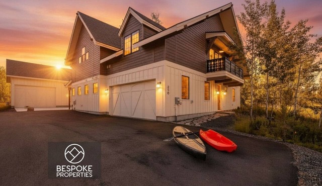 New build, sleep 16, hot tub, AC, pickleball