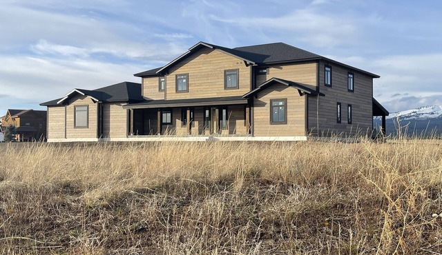 NEW CABIN 8 EN SUITES BY YELLOWSTONE LAKEFRONT HOA AC HOT TUB WIFI PICKLEBALL