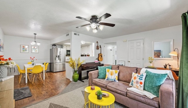 NEW! Charming Condo, Perfectly located near UVU/BYU, Balcony, Near Mountains!