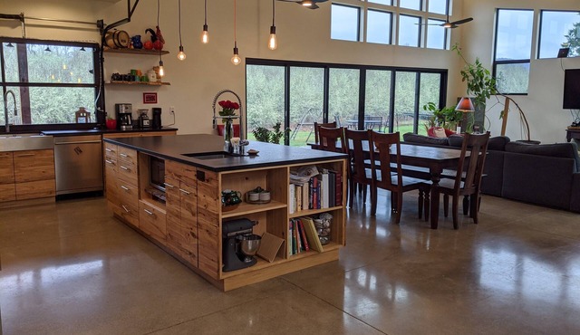 New Custom PNW Modern home 20 min to Hayward Field