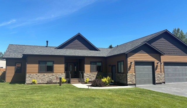 New home, close to skiing, hunting, rodeos, hiking. Fenced yard, pet friendly.