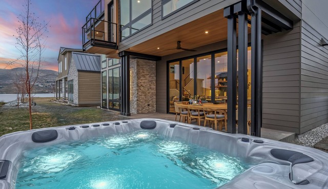 *NEW Lakefront Luxury | Rooftop Deck, Views, Dock, Hot Tub & Spa Amenities