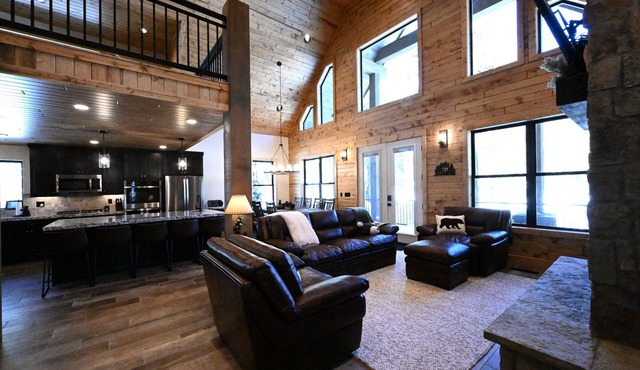 New Luxury Cabin w/Hot Tub Near Yellowstone