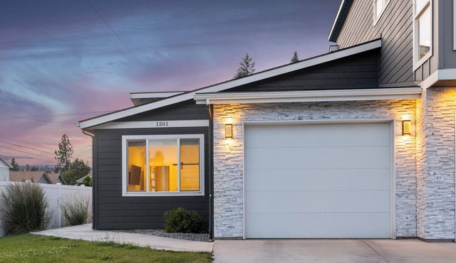 New Modern Townhome- downtown CDA-minutes to waterfront, restaurants, and shops!