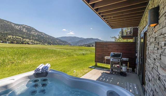 New! Near Town Center with private hot tub and community center