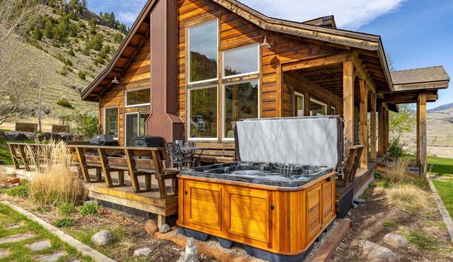 New! Paradise Valley home with incredible views & Hot Tub
