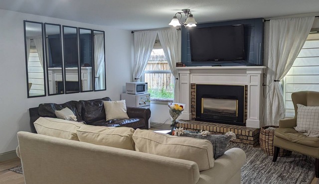 New, Private Entry Basement Suite, 5 to Downtown, Child Friendly