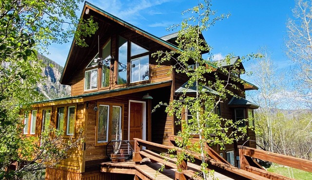 New! Relax and enjoy this peaceful, secluded home at the end of the road.