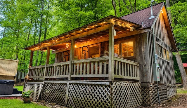 New! Rustic Creekside Cabin-Hot Tub, Cozy, Private in Ansted