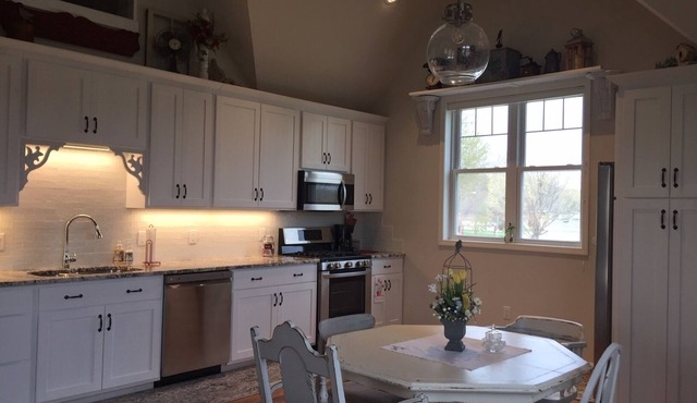 Newer, spacious and clean cottage with river view!